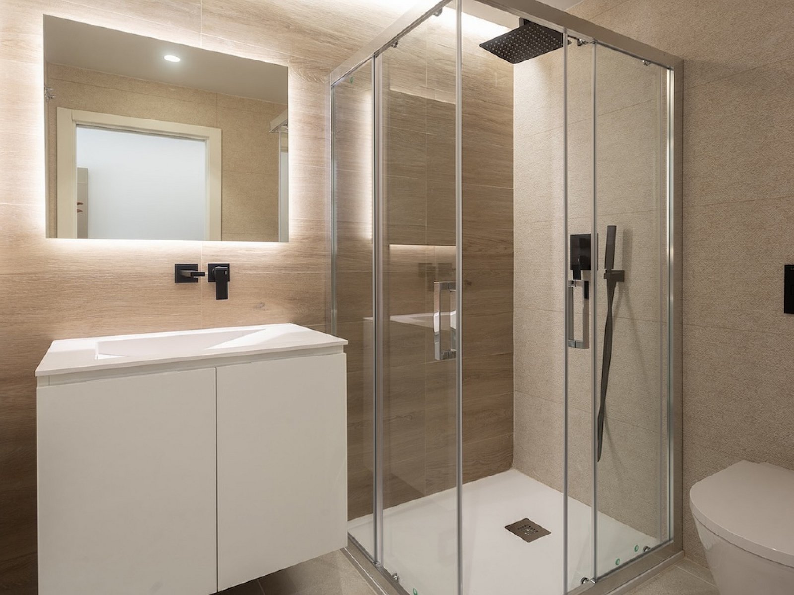 <p>Apartments - solarium provided with 3 Bedrooms and 2 Bathrooms, communal swimming pool and underground parking space. </p><p>Modern frontline se...