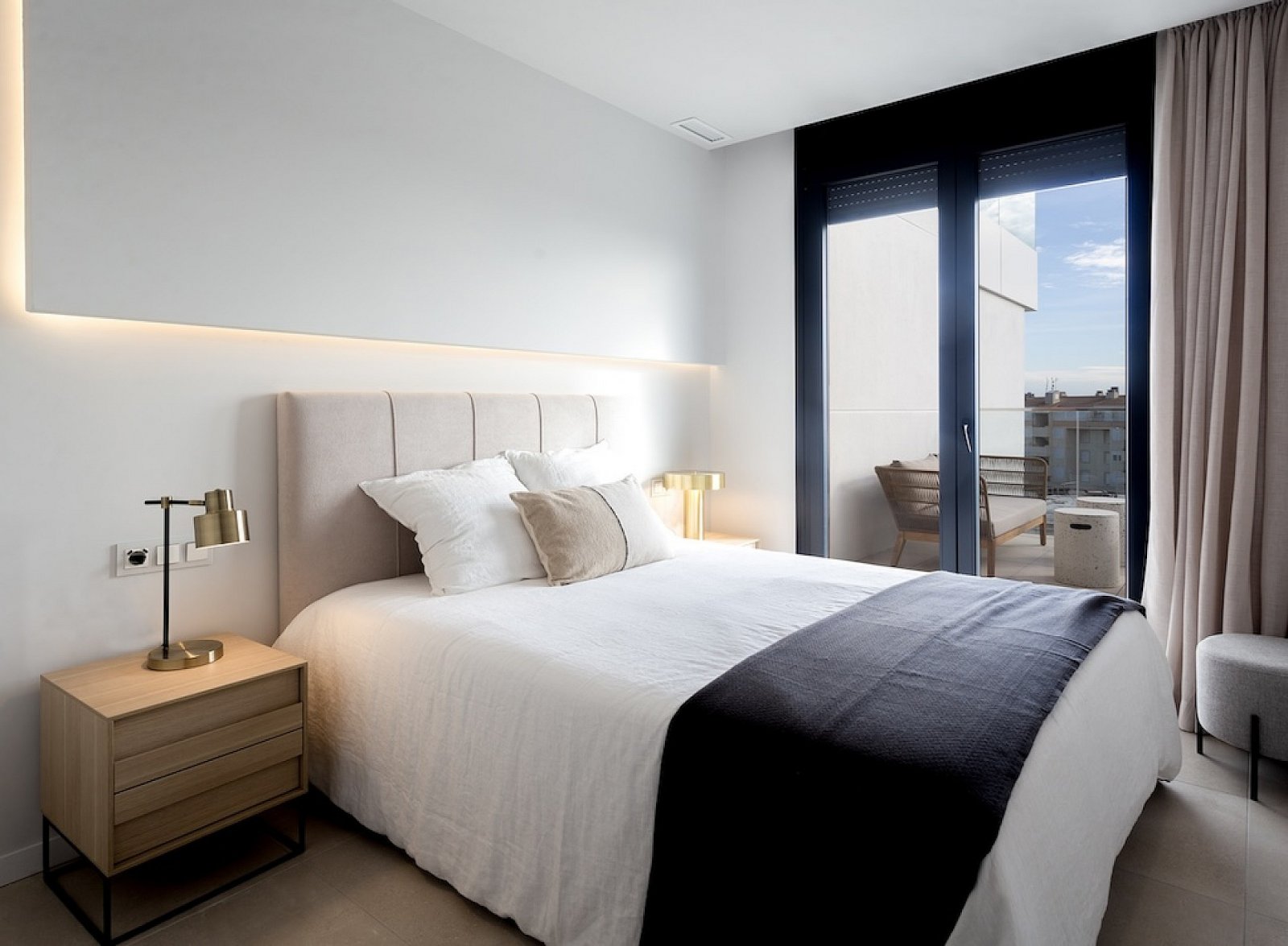 <p>Apartments - solarium provided with 3 Bedrooms and 2 Bathrooms, communal swimming pool and underground parking space. </p><p>Modern frontline se...