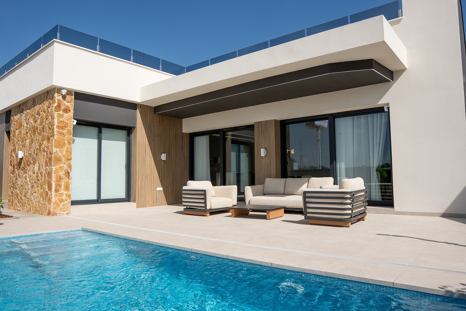 <p>Villa provided with 3 Bedrooms and 3 Bathrooms, private swimming pool and parking space on own plot. </p>