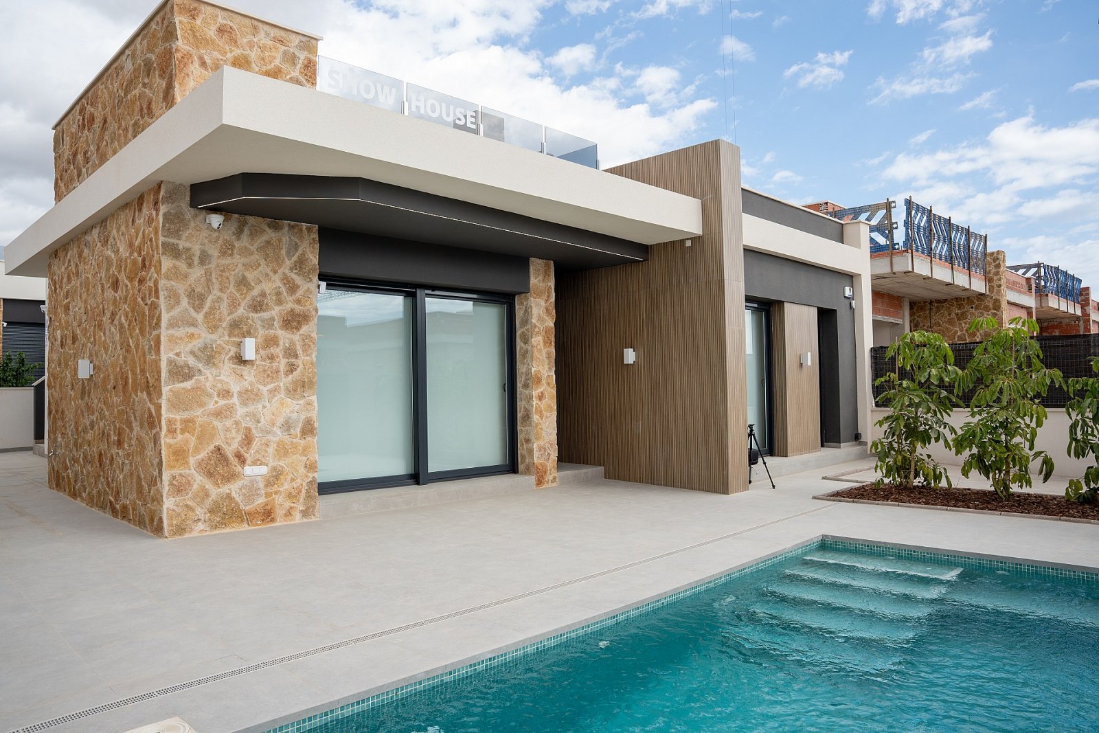 <p>Villa provided with 3 Bedrooms and 3 Bathrooms, private swimming pool and parking space on own plot. </p>