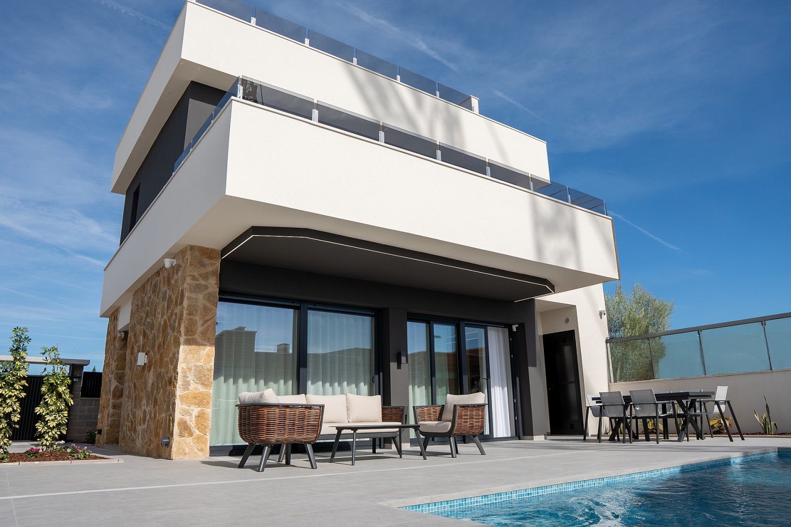 <p>Villa provided with 3 Bedrooms and 3 Bathrooms, private swimming pool and parking space on own plot. </p>