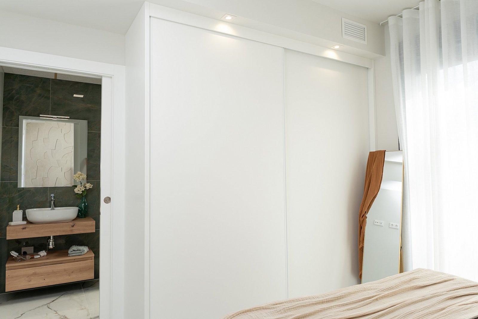 <p>Villa provided with 3 Bedrooms and 3 Bathrooms, private swimming pool and parking space on own plot. </p>