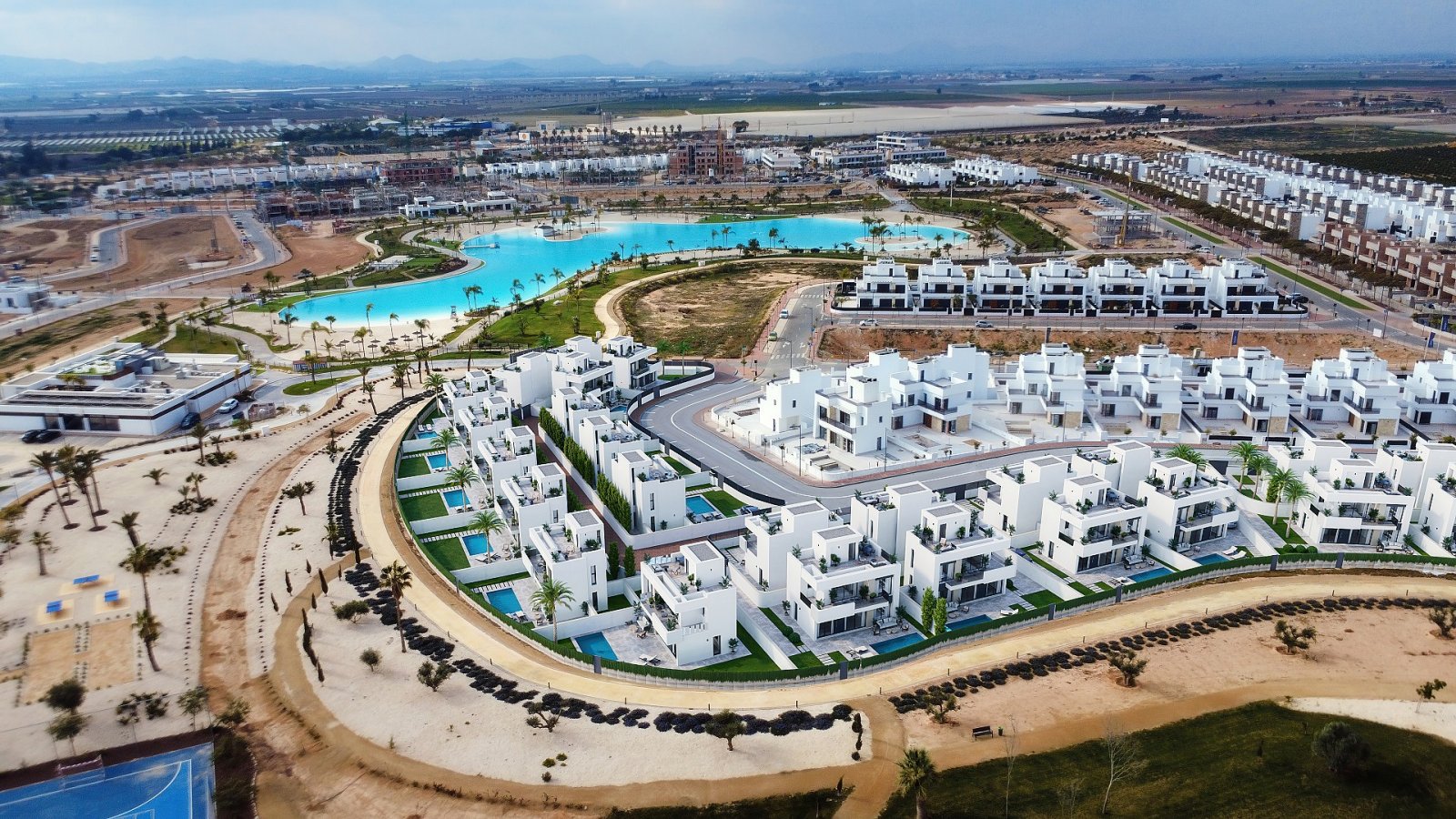 <p>Villa provided with 3 Bedrooms and 4 Bathrooms, private swimming pool and parking space on own plot. </p><p>Santa Rosalía Lake and Life Resort i...