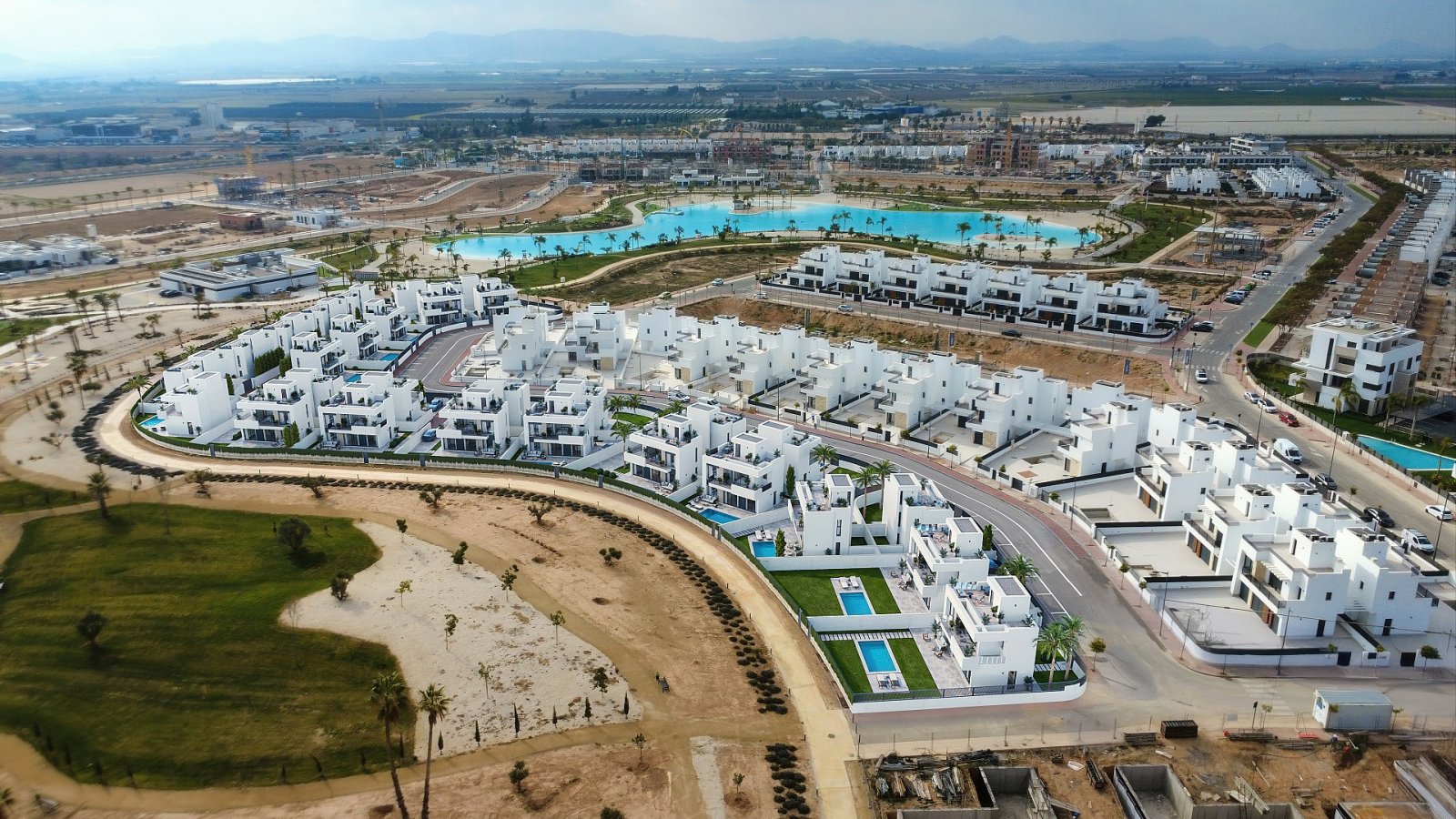 <p>Villa provided with 3 Bedrooms and 4 Bathrooms, private swimming pool and parking space on own plot. </p><p>Santa Rosalía Lake and Life Resort i...
