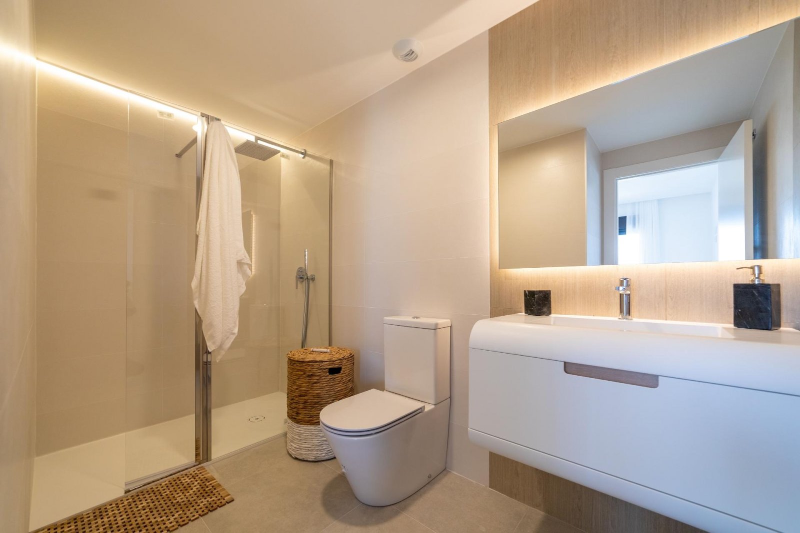 <p>Apartment with garden provided with 3 Bedrooms and 2 Bathrooms, communal swimming pool and underground parking space with storage room. </p>