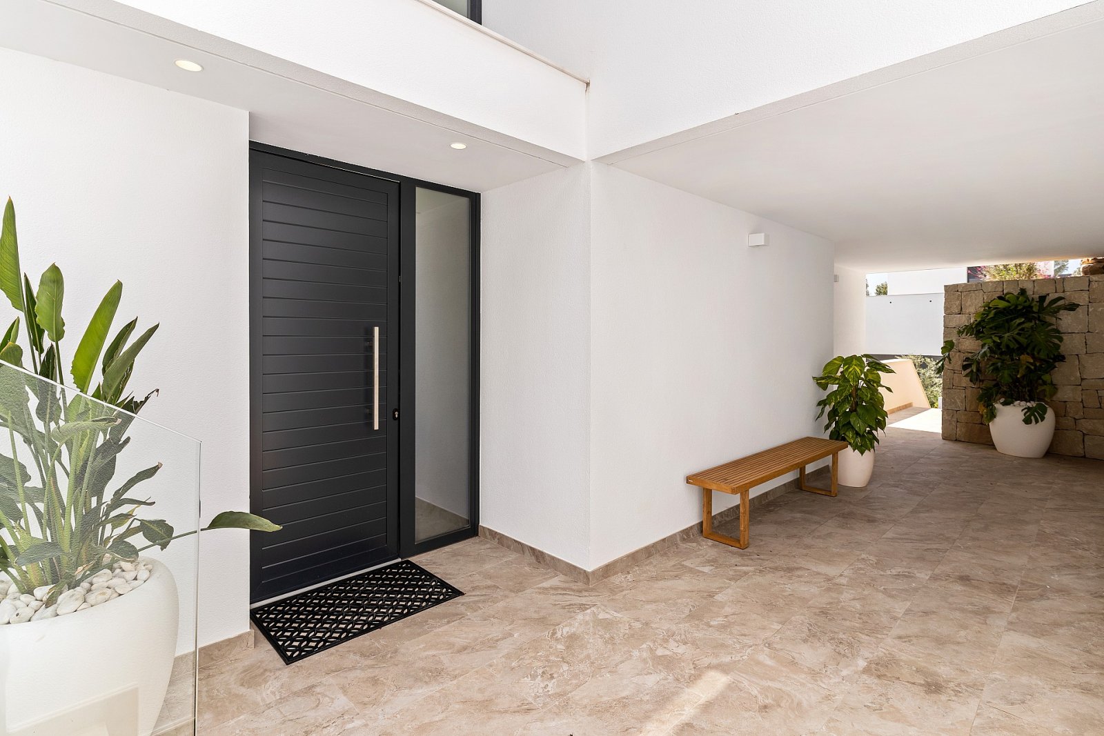 <p>Villa provided with 4 Bedrooms and 6 Bathrooms, infinity swimming pool and parking space on own plot. </p><p>On Sierra de Altea, with impressive...