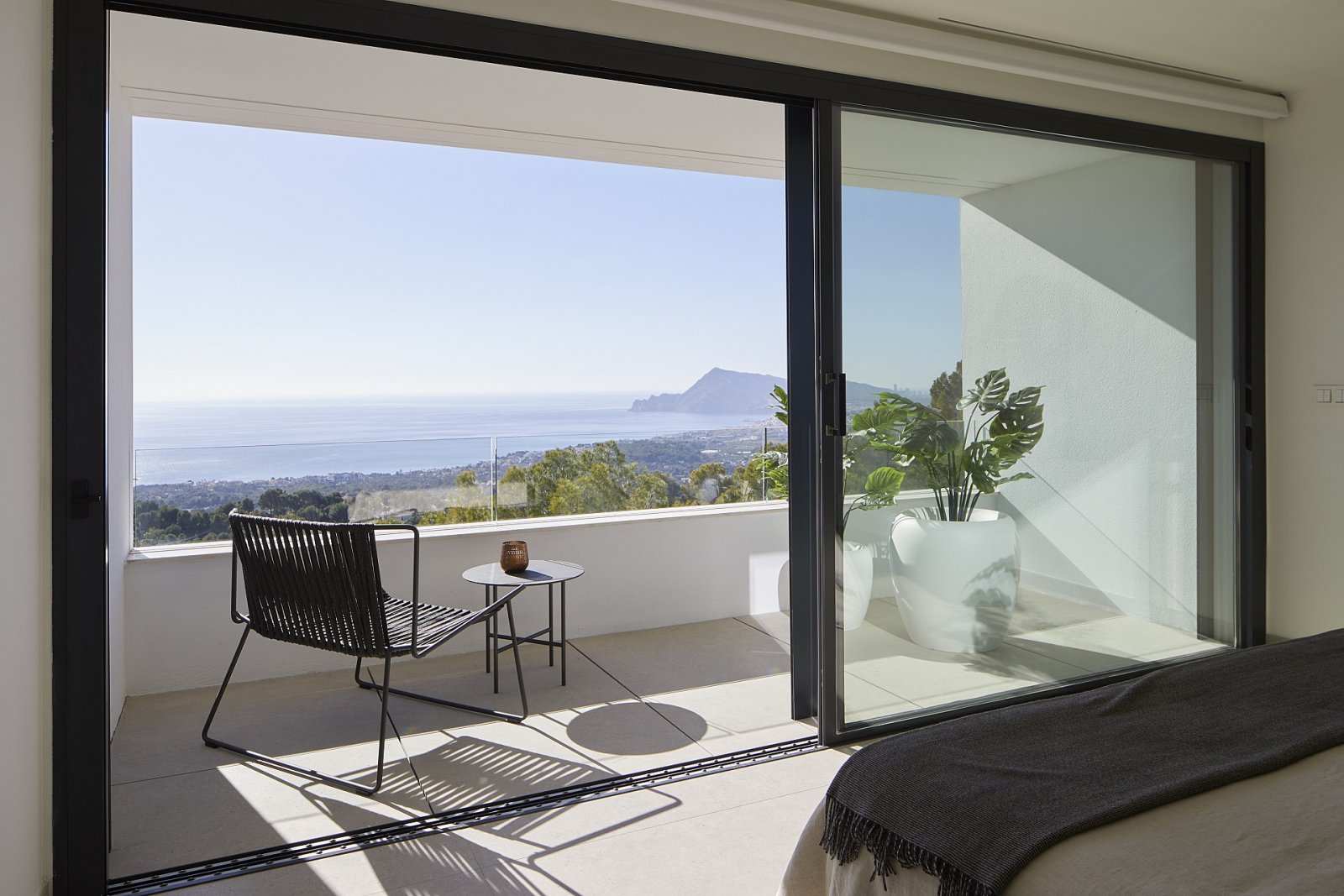<p>Villa provided with 4 Bedrooms and 6 Bathrooms, infinity swimming pool and parking space on own plot. </p><p>On Sierra de Altea, with impressive...