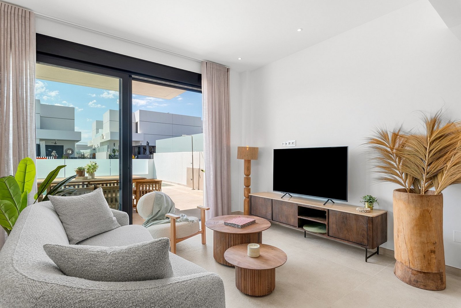 <p>Villa with basement provided with 3 Bedrooms and 2 Bathrooms, private swimming pool and parking space on own plot. </p><p>New complex of innovat...