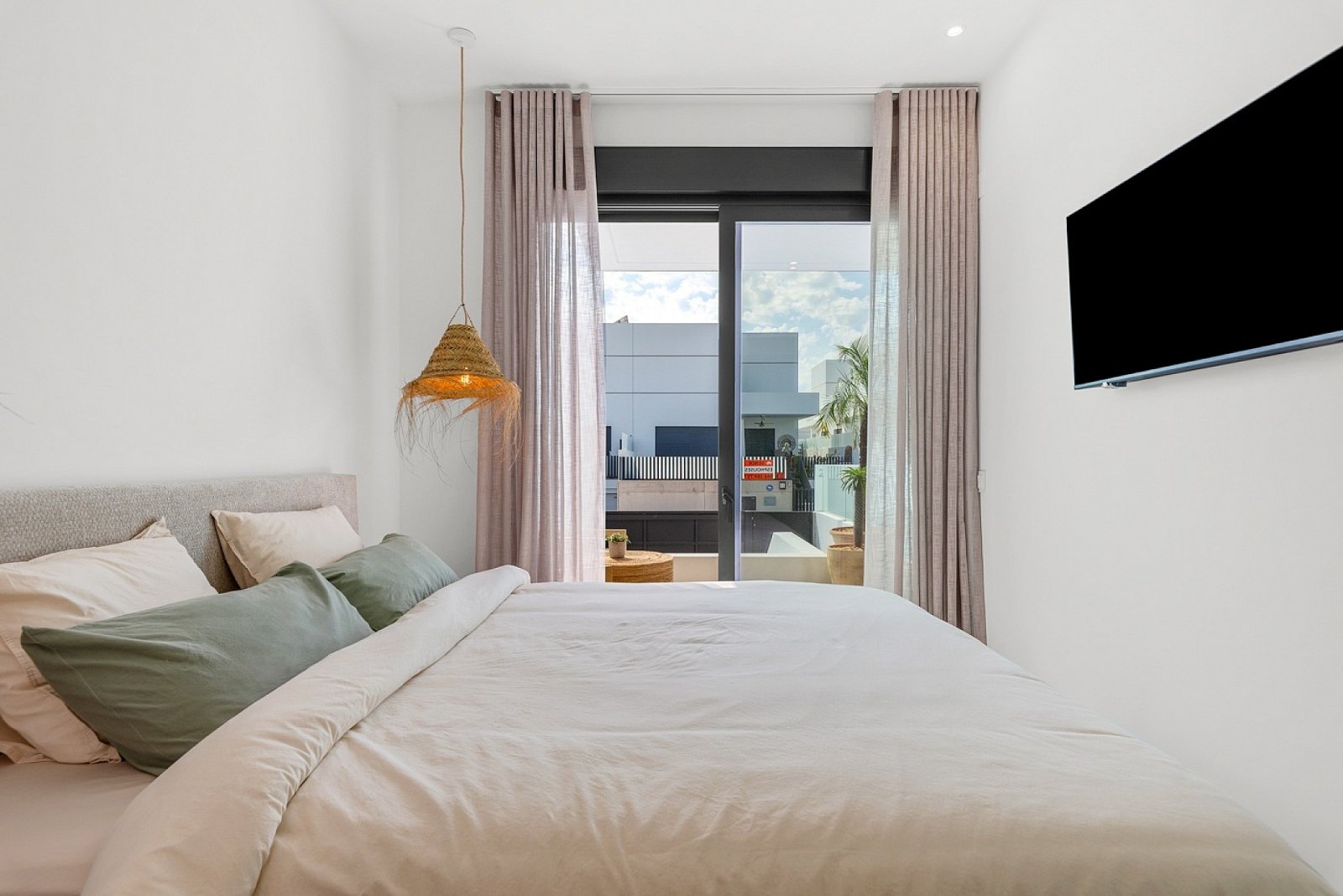 <p>Villa with basement provided with 3 Bedrooms and 2 Bathrooms, private swimming pool and parking space on own plot. </p><p>New complex of innovat...