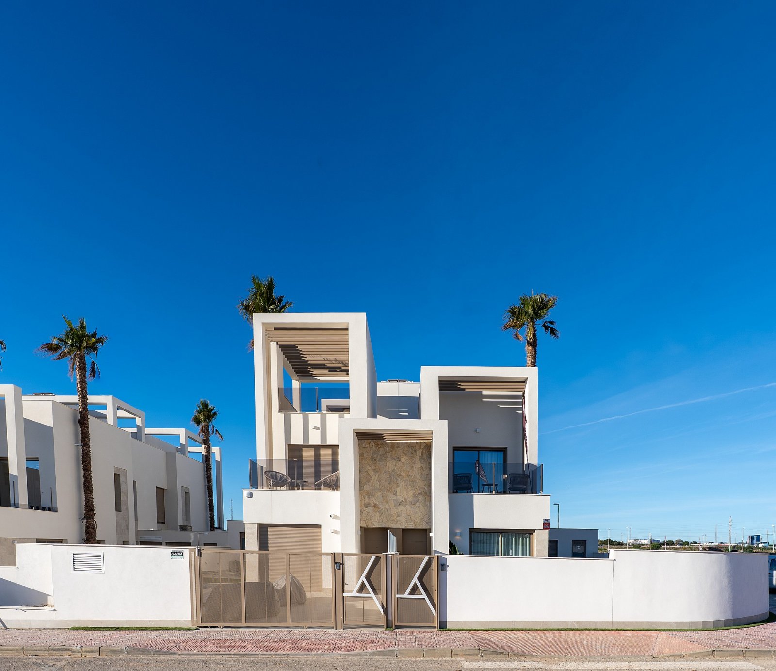 Los Alcazares: <p>Villa provided with 3 Bedrooms and 2 Bathrooms, private swimming pool and parking space on own plot. </p><p>This boutique development comprises ... 