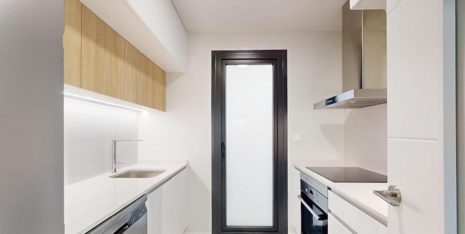 <p>Apartment with terrace provided with 3 Bedrooms and 2 Bathrooms, communal swimming pool and private parking space within domain. </p><p>Discover...