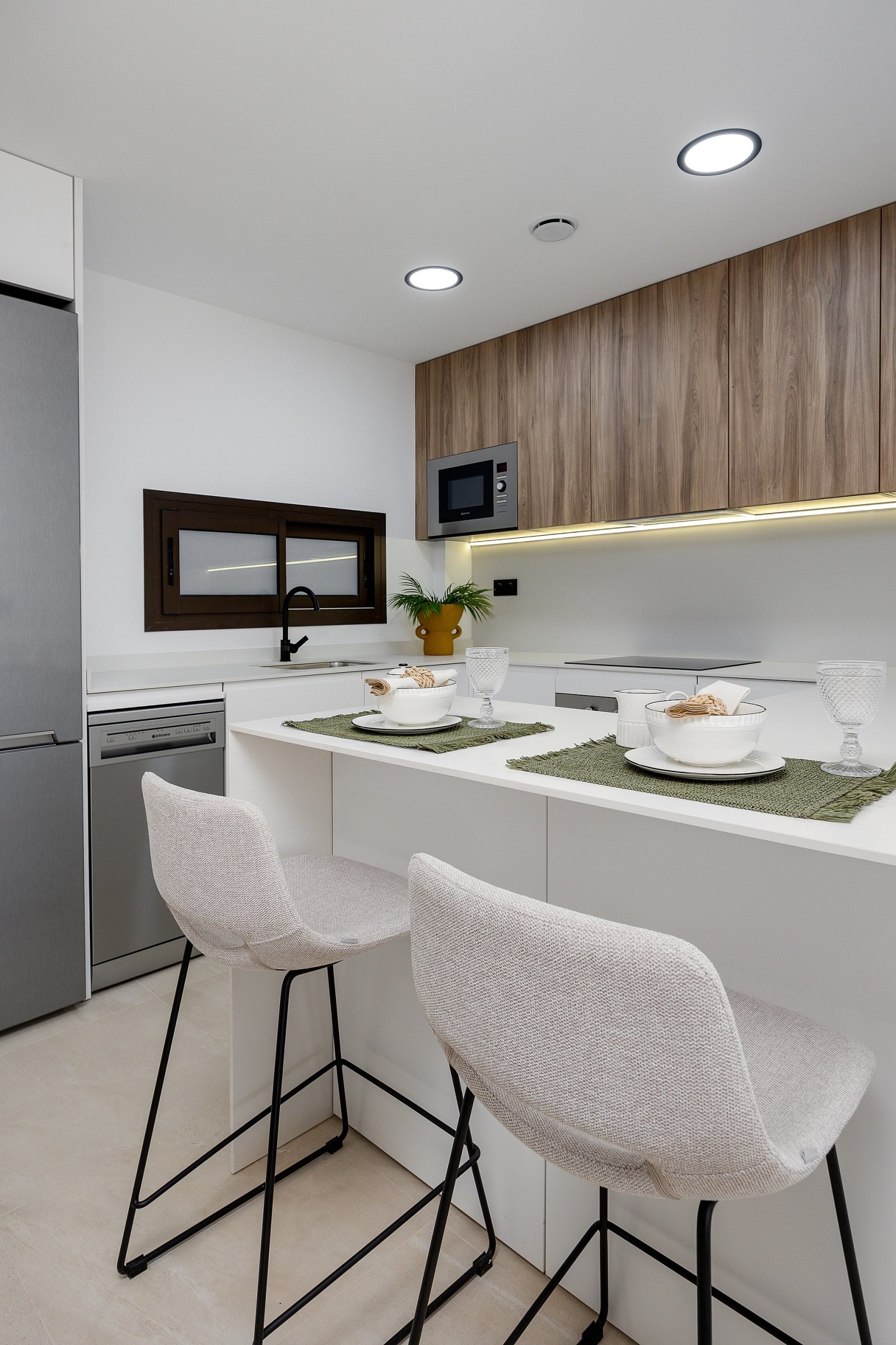<p>Apartments - solarium provided with 2 Bedrooms and 2 Bathrooms, communal swimming pool and underground parking space. </p><p>A total of 240 cont...