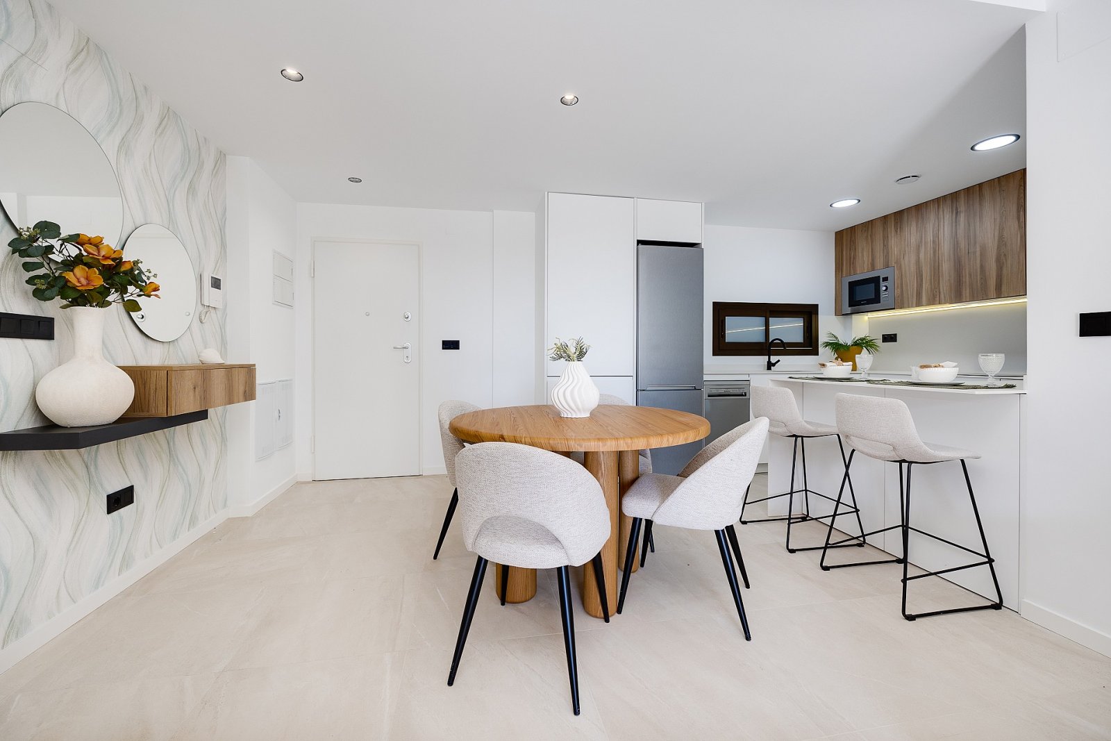 <p>Apartments - solarium provided with 2 Bedrooms and 2 Bathrooms, communal swimming pool and underground parking space. </p><p>A total of 240 cont...