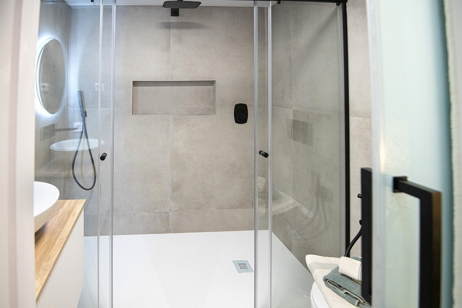<p>Apartment with terrace provided with 3 Bedrooms and 2 Bathrooms, heated swimming pool and optional underground parking space. </p><p>La LLana To...