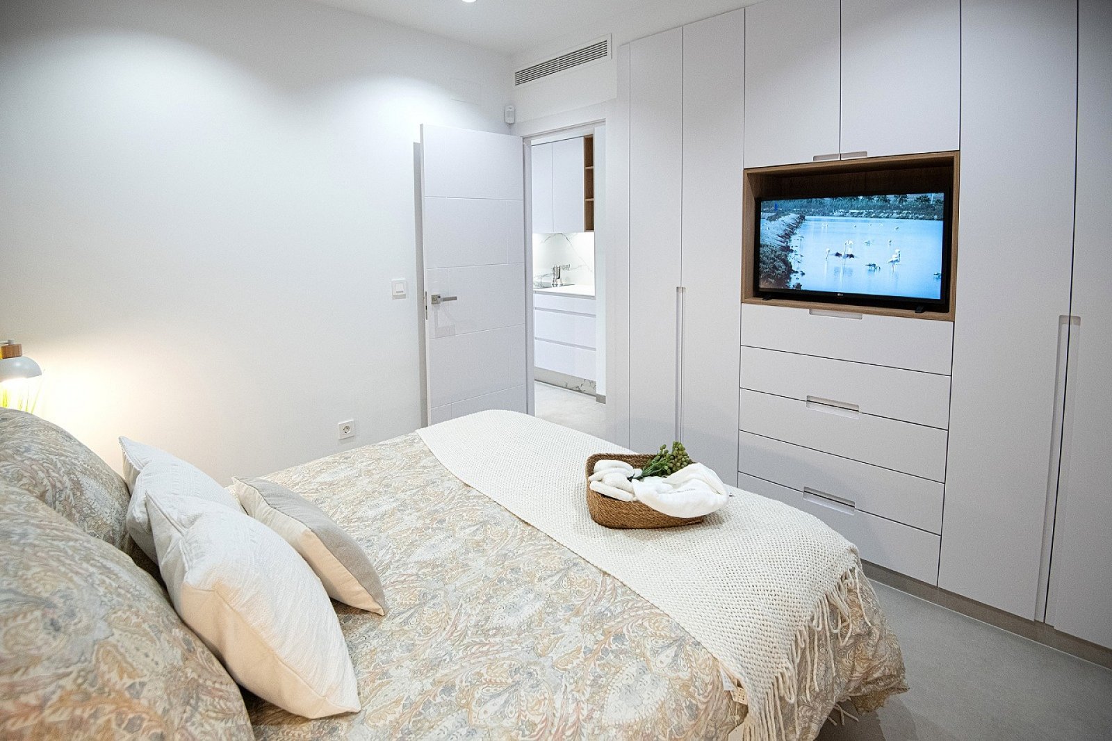 <p>Apartment with terrace provided with 3 Bedrooms and 2 Bathrooms, heated swimming pool and optional underground parking space. </p><p>La LLana To...