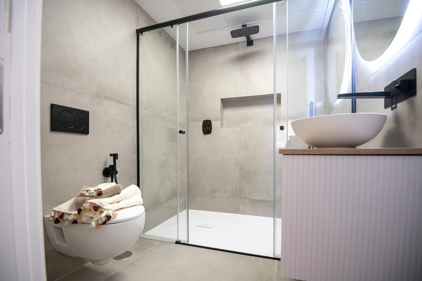 <p>Apartment with terrace provided with 3 Bedrooms and 2 Bathrooms, heated swimming pool and optional underground parking space. </p><p>La LLana To...