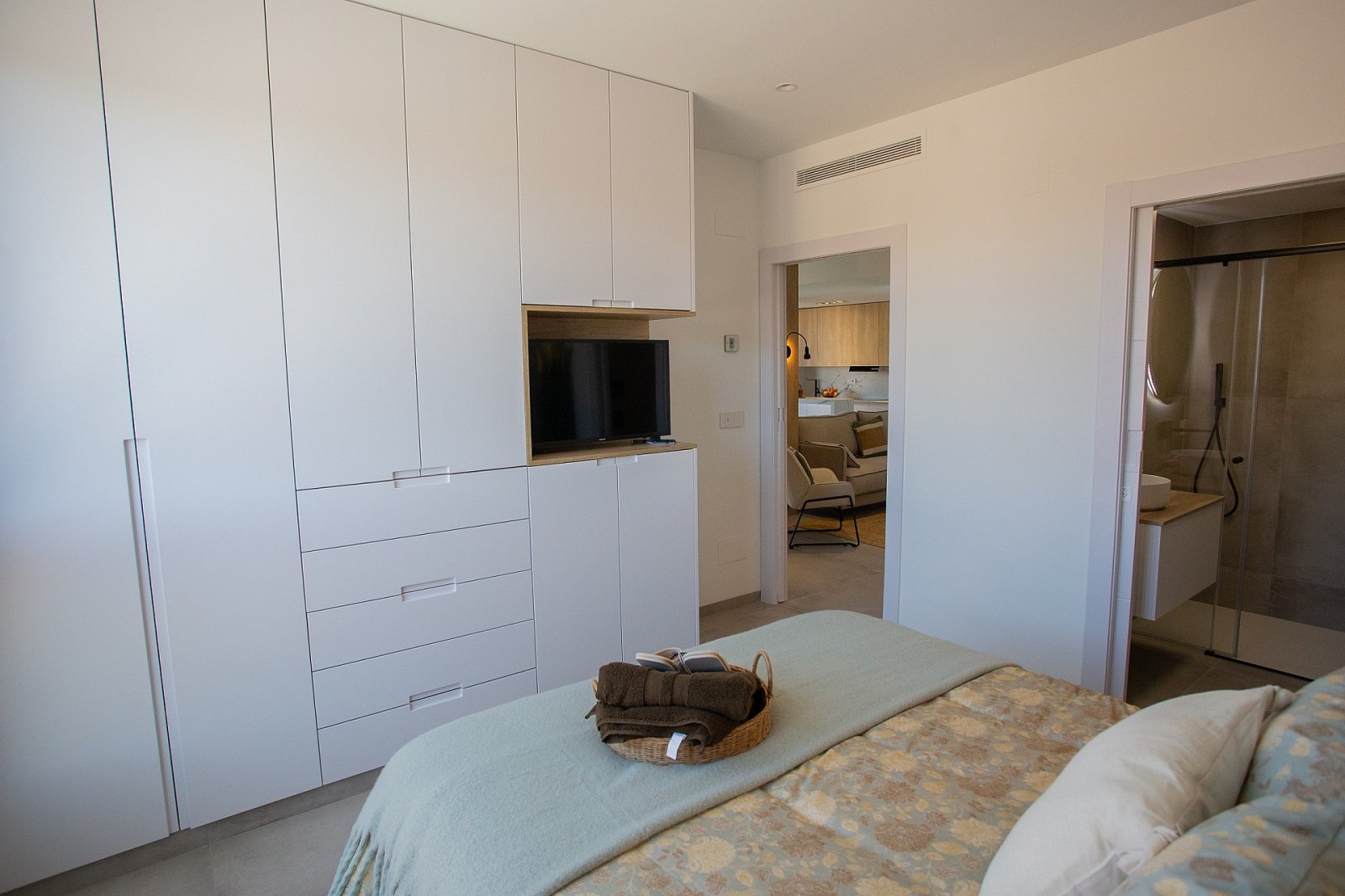 <p>Apartment with terrace provided with 3 Bedrooms and 2 Bathrooms, heated swimming pool and optional underground parking space. </p><p>La LLana To...