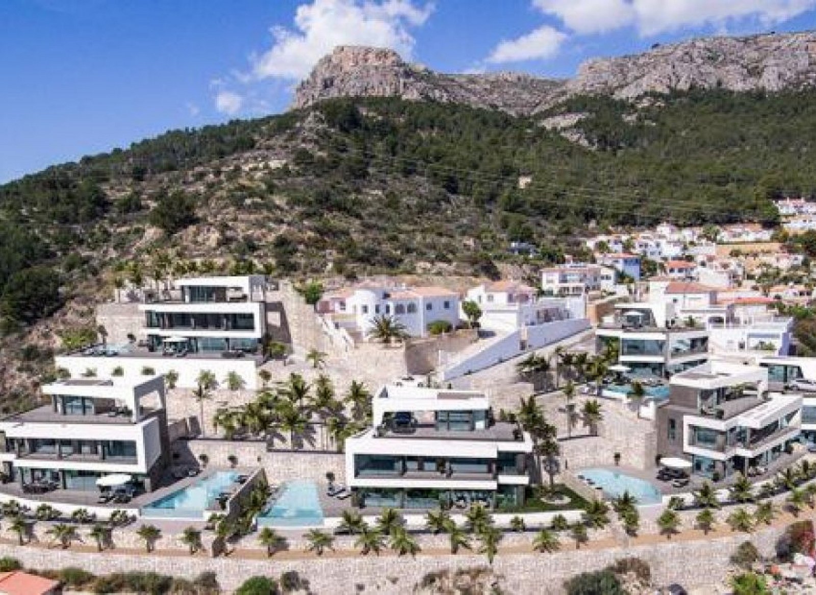 <p>Villa provided with 4 Bedrooms and 5 Bathrooms, infinity swimming pool and private garage. </p><p>The house has an elevator that connects the 3 ...