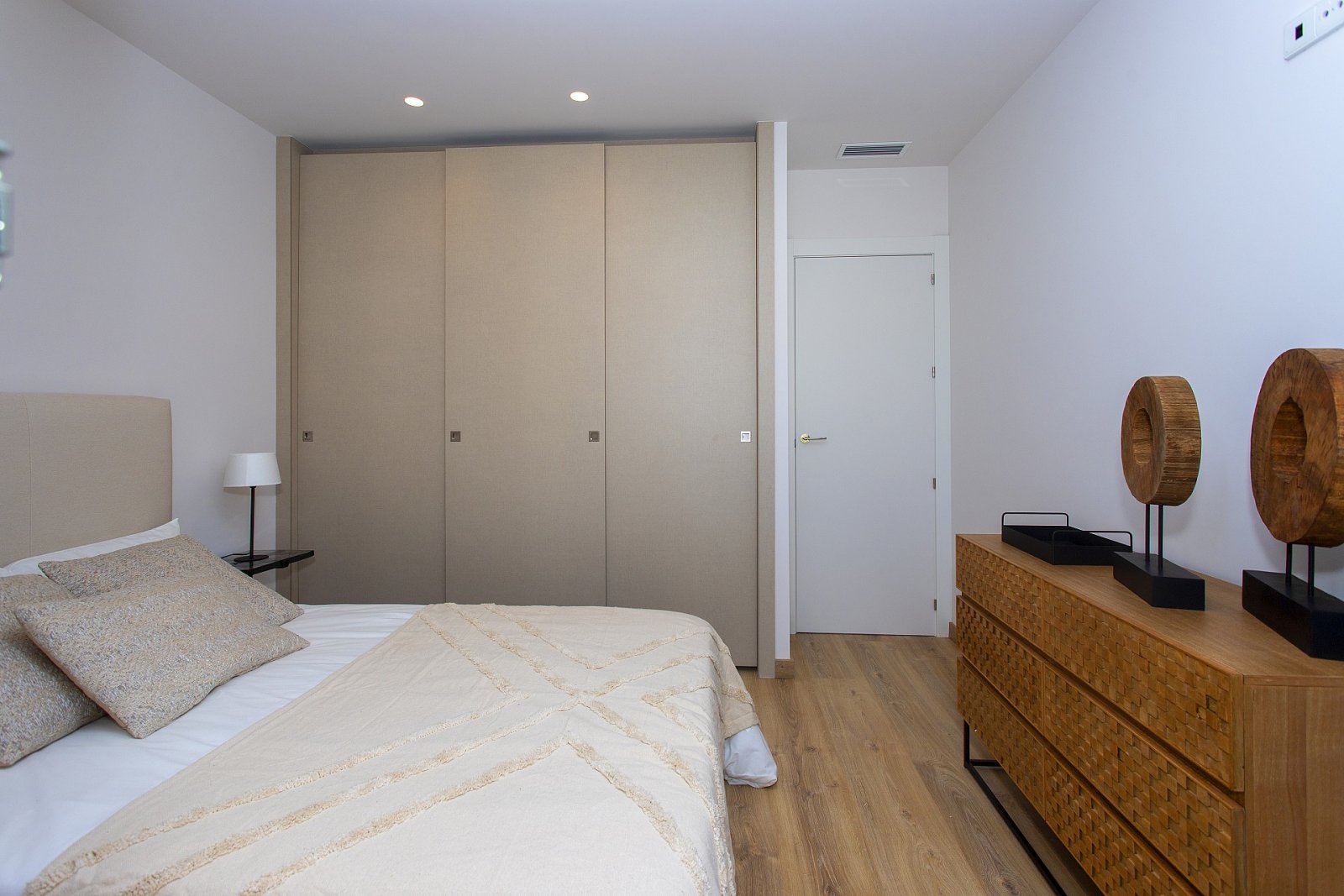 <p>Villa provided with 3 Bedrooms and 2 Bathrooms, communal swimming pool and private garage. </p><p>We present you an incredible project of 54 bun...