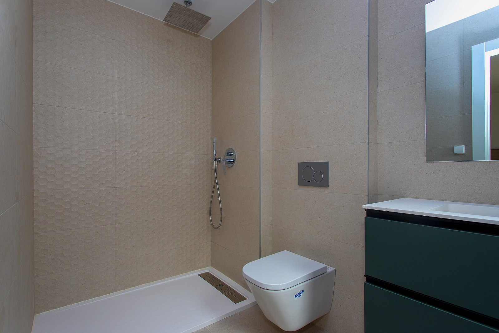 <p>Villa provided with 3 Bedrooms and 2 Bathrooms, communal swimming pool and private garage. </p><p>We present you an incredible project of 54 bun...