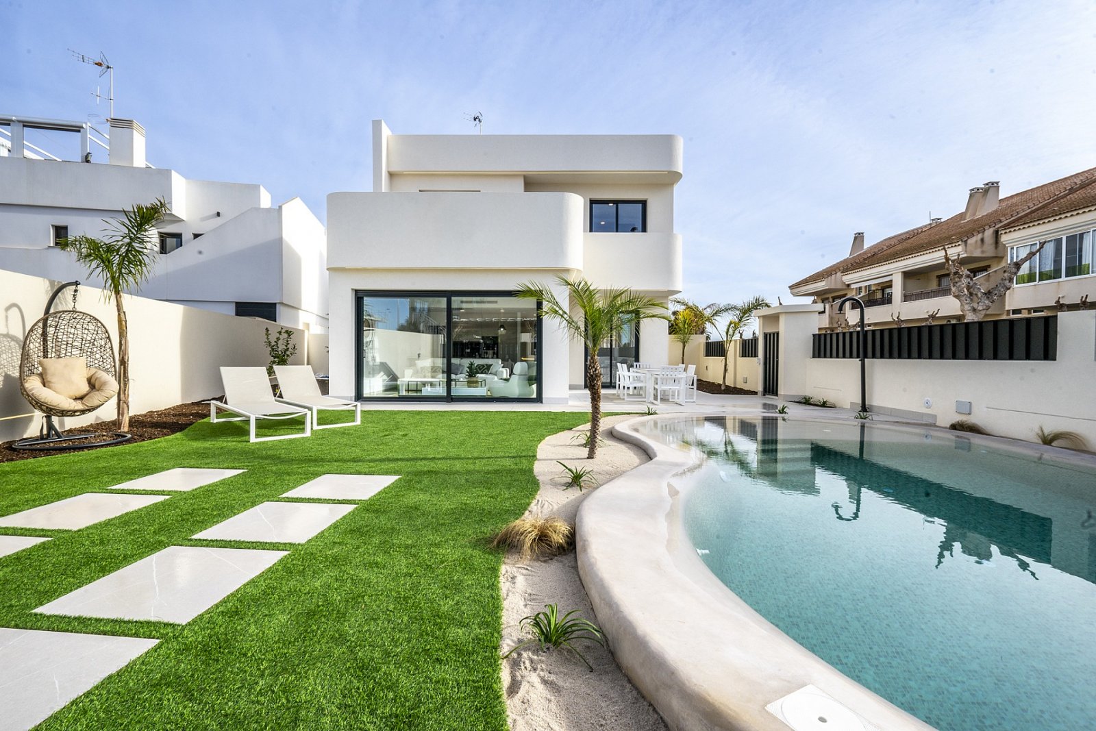 <p>Villa provided with 3 Bedrooms and 2 Bathrooms, private swimming pool and parking space on own plot. </p><p>These new build villas offer a conte...