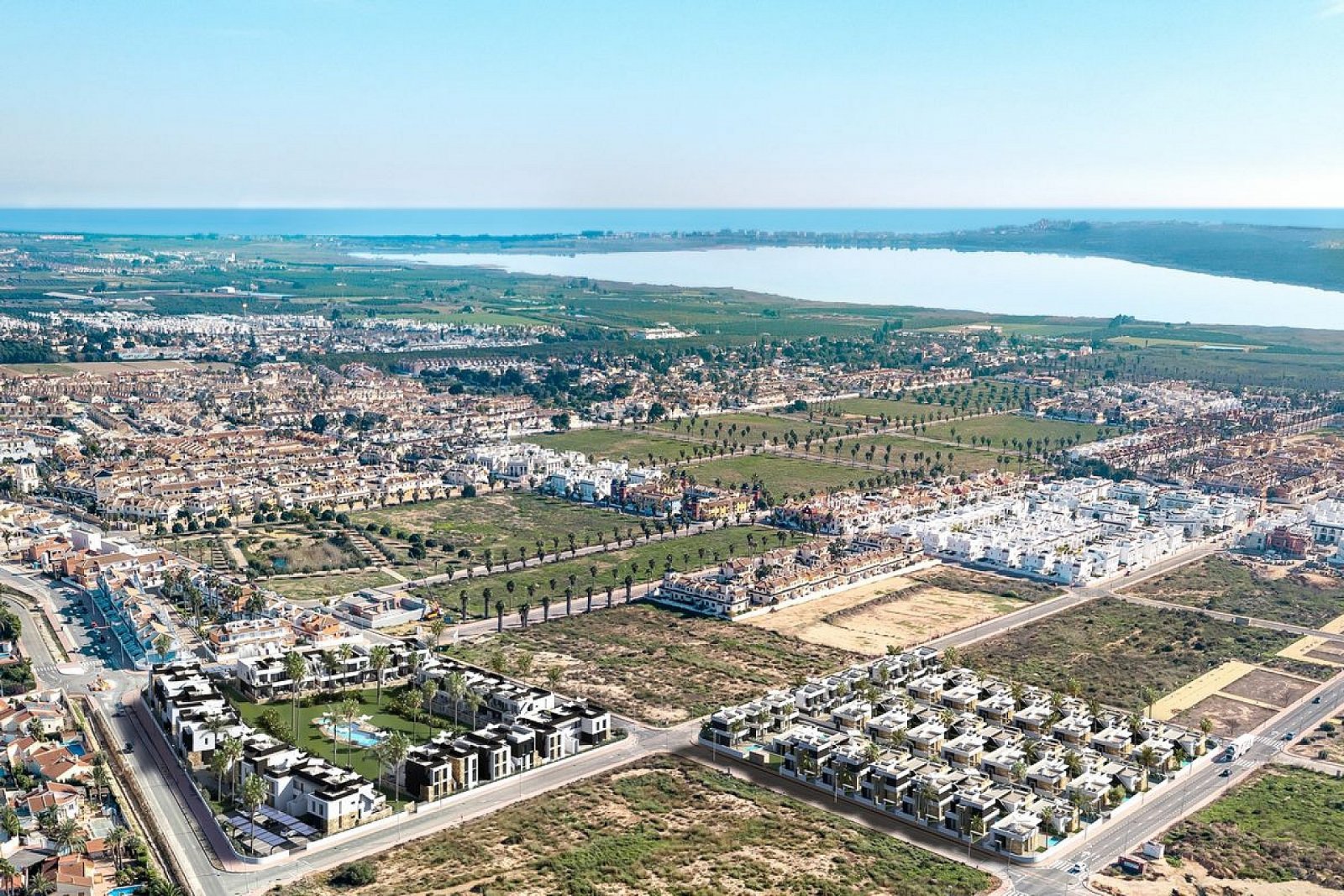 <p>Apartment with garden provided with 2 Bedrooms and 2 Bathrooms, communal swimming pool and parking spot. </p>
