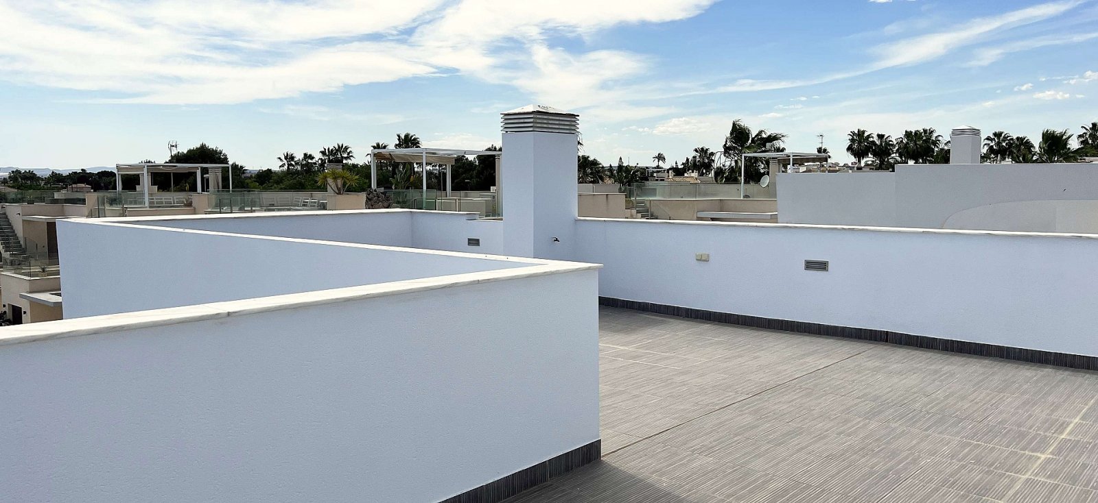 <p>Villa provided with 3 Bedrooms and 3 Bathrooms, private swimming pool and parking space on own plot. </p><p>Just a 10 minute drive from the sand...