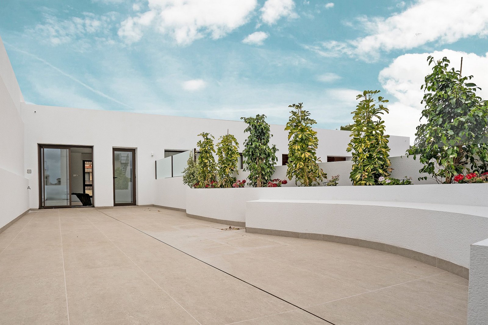 Komfortable Luxusvilla mit Pooloption und Parkplatz