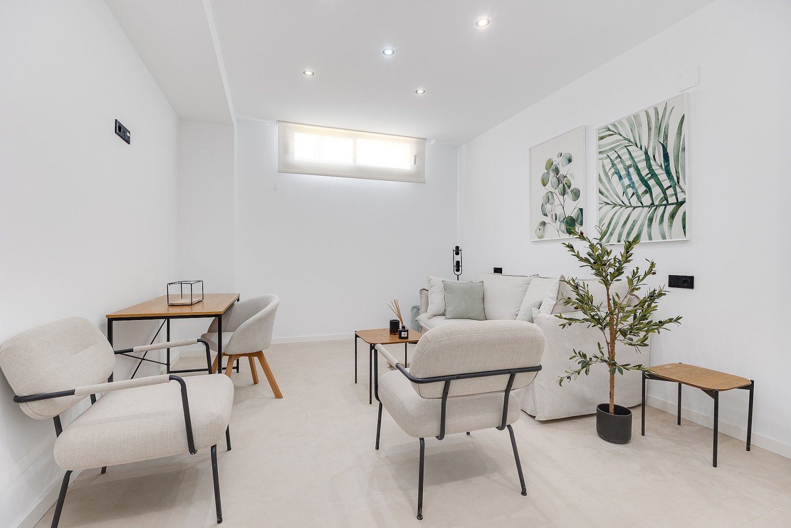 <p>Villa provided with 4 Bedrooms and 4 Bathrooms, private swimming pool and underground garage with cellar. </p><p>Los Alcázares is located on the...