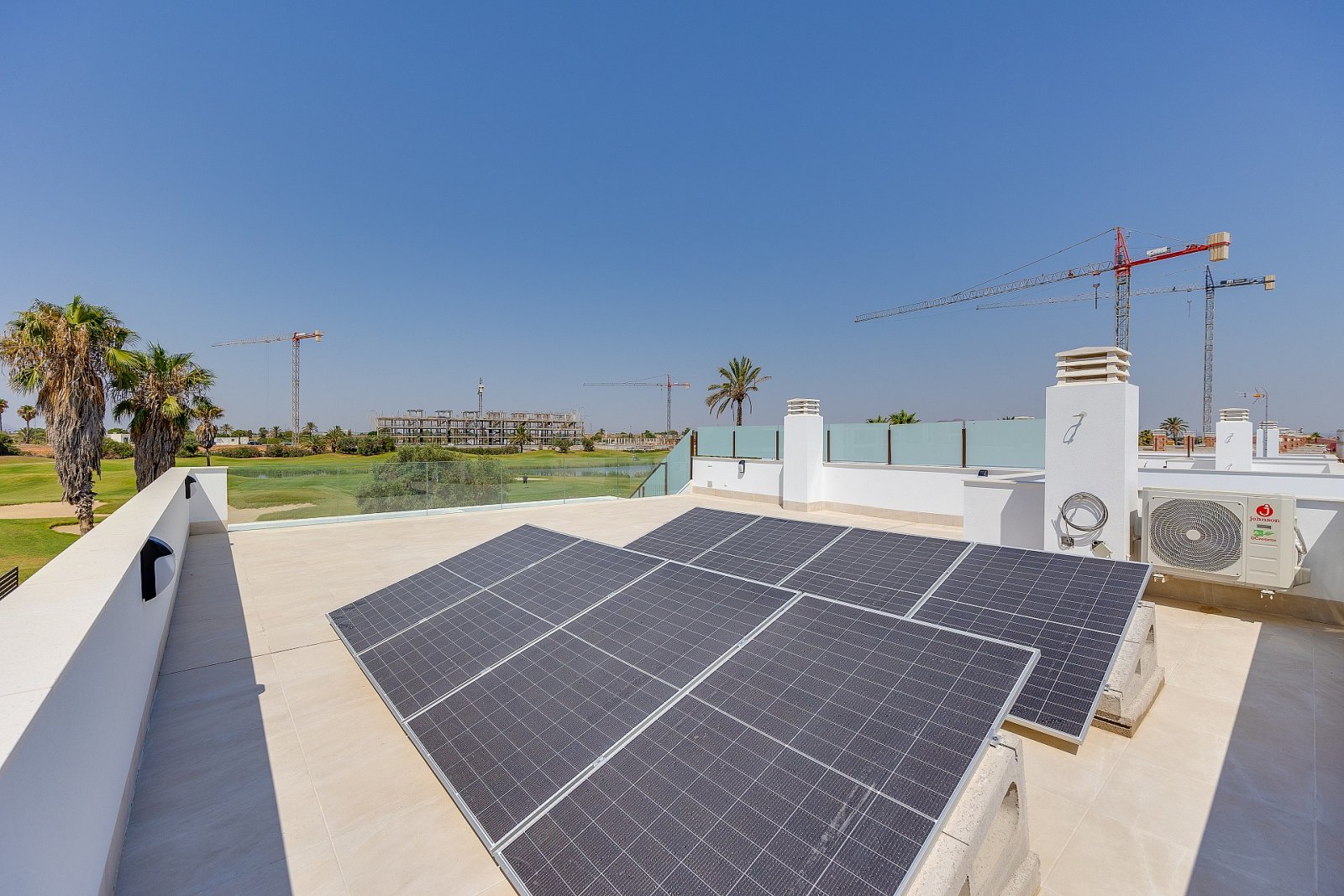 <p>Villa provided with 4 Bedrooms and 4 Bathrooms, private swimming pool and underground garage with cellar. </p><p>Los Alcázares is located on the...