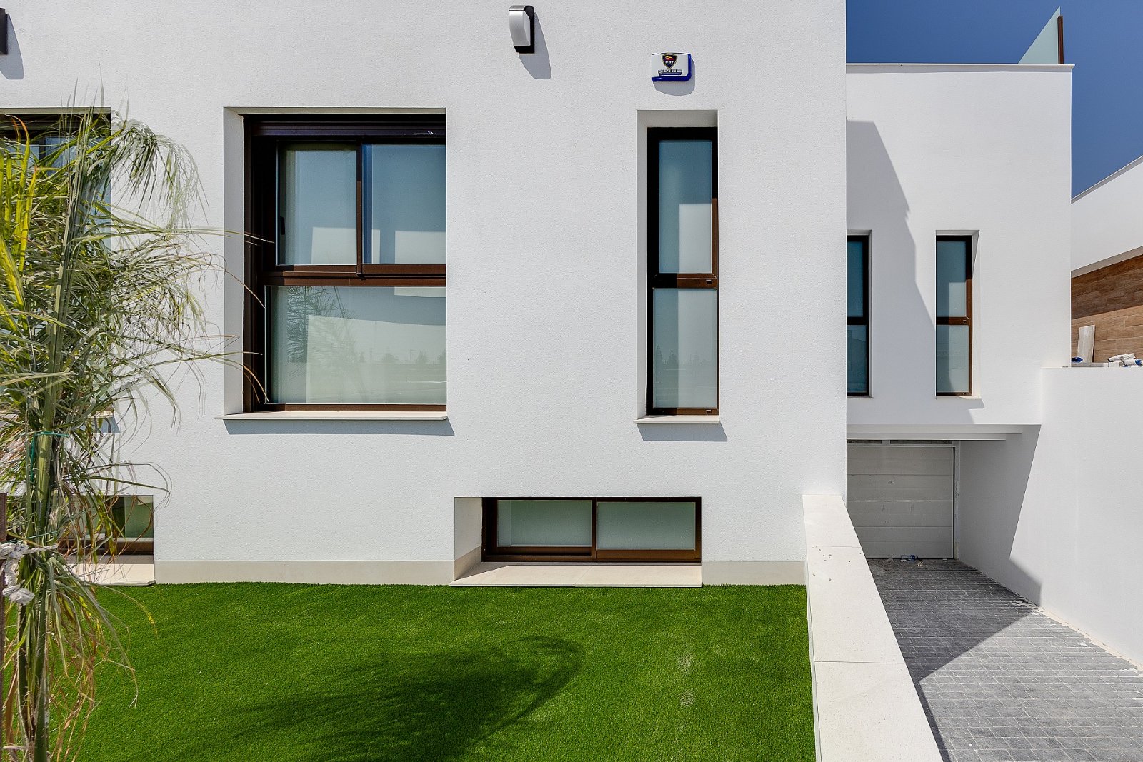 <p>Villa provided with 4 Bedrooms and 4 Bathrooms, private swimming pool and underground garage with cellar. </p><p>Los Alcázares is located on the...