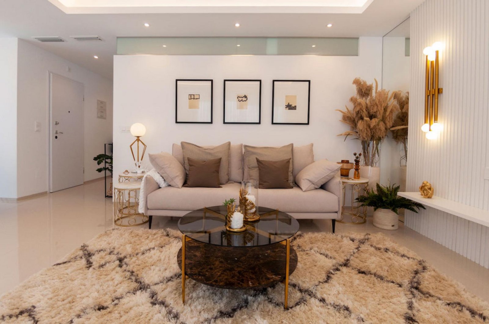 <p>Apartment with garden provided with 2 Bedrooms and 2 Bathrooms, communal swimming pool and private parking space within domain. </p><p>Welcome t...