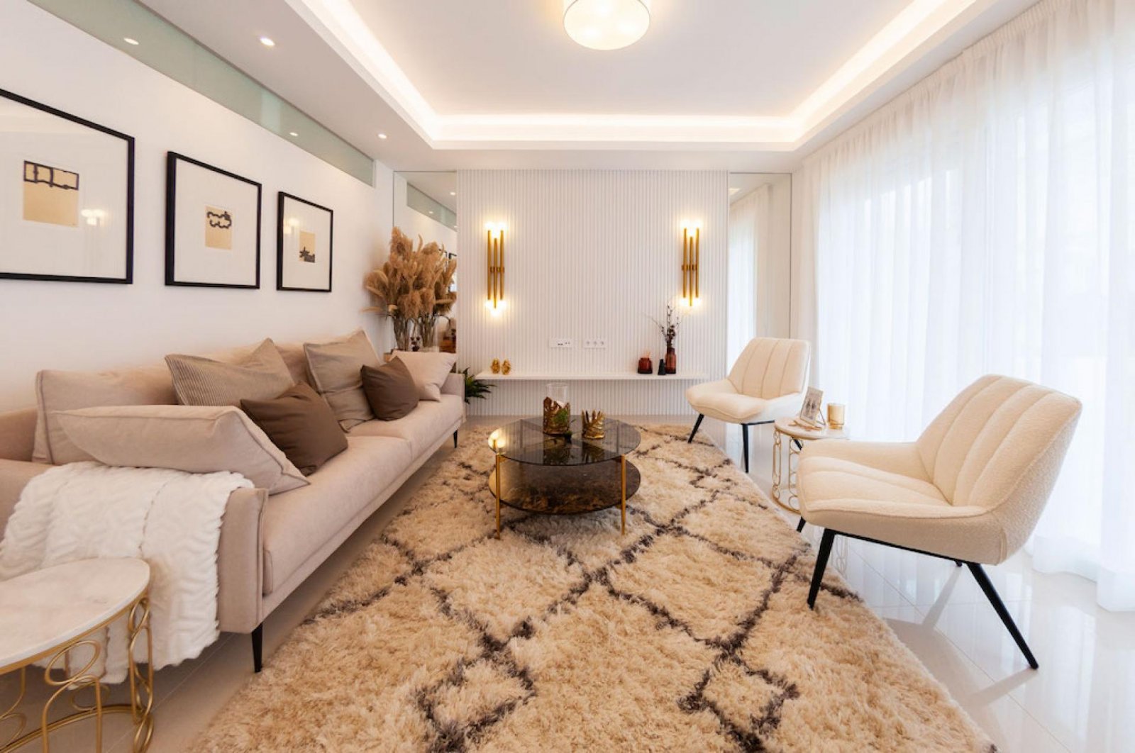 <p>Apartment with garden provided with 2 Bedrooms and 2 Bathrooms, communal swimming pool and private parking space within domain. </p><p>Welcome t...