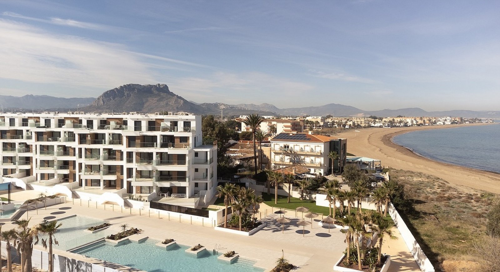 <p>Apartment with garden provided with 2 Bedrooms and 2 Bathrooms, communal swimming pool and underground parking space. </p><p>Modern frontline se...