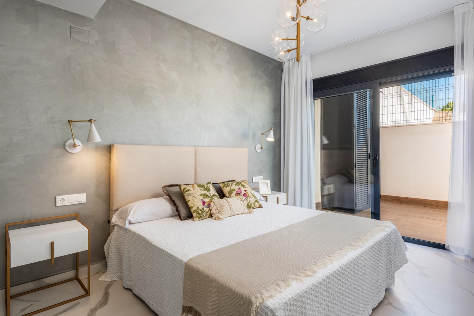 <p>Apartment with garden provided with 2 Bedrooms and 2 Bathrooms, communal swimming pool and private parking space within domain. </p><p>Choice be...