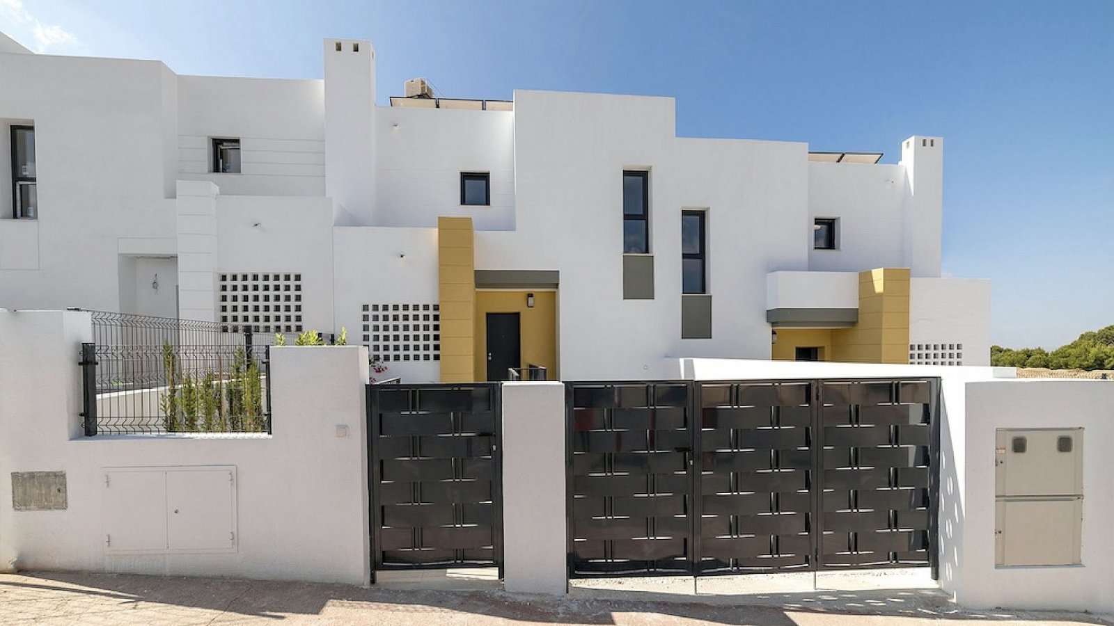 Moderne Reihenhaus-Villa mit 3 Schlafzimmern, 2 Bädern, Gemeinschaftspool und eigenem Parkplatz