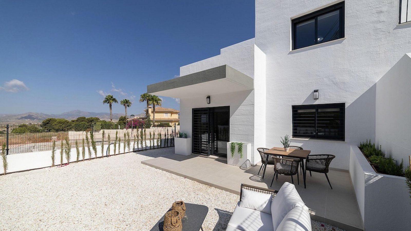 Moderne Reihenhaus-Villa mit 3 Schlafzimmern, 2 Bädern, Gemeinschaftspool und eigenem Parkplatz