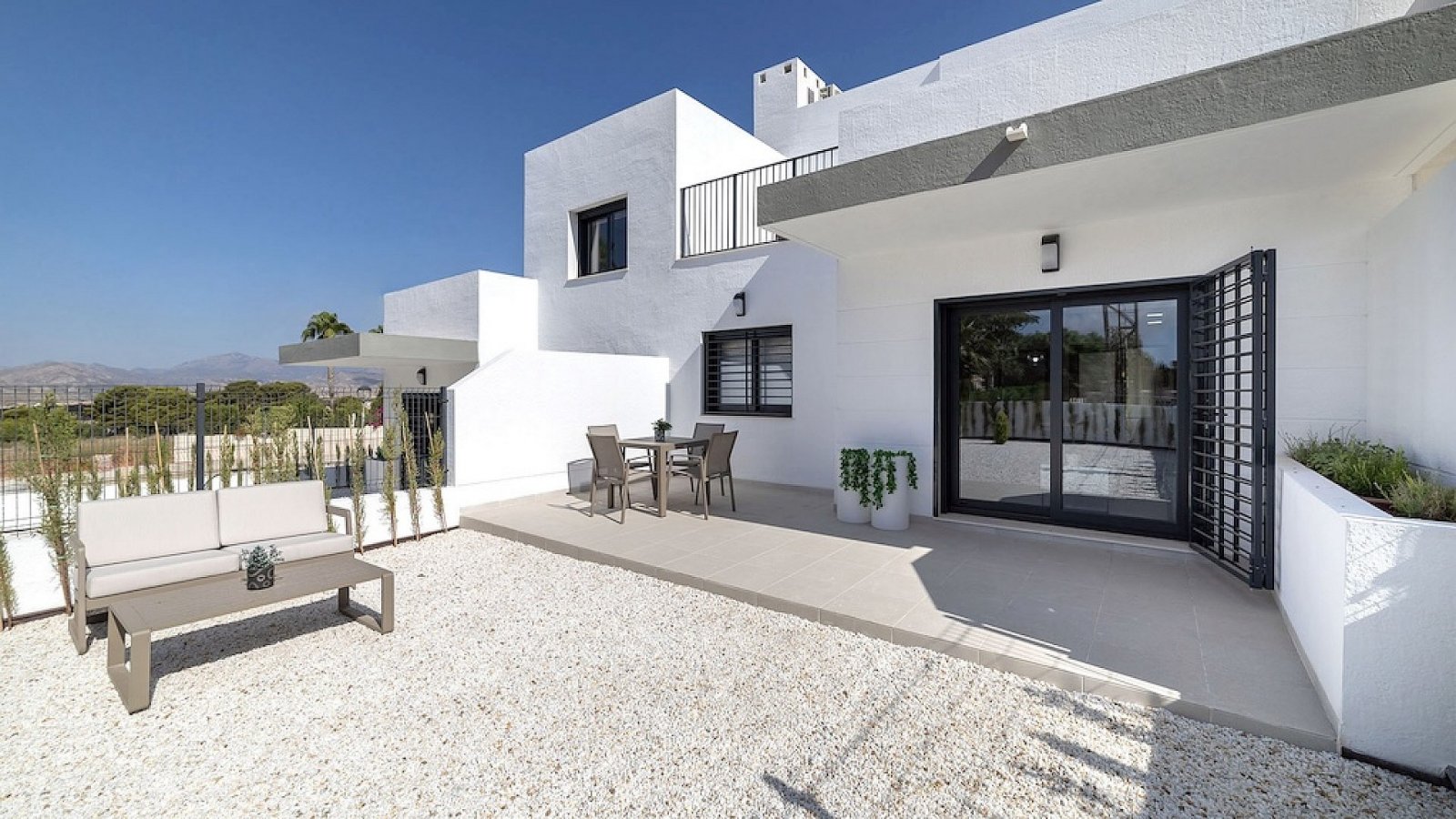 Moderne Reihenhaus-Villa mit 3 Schlafzimmern, 2 Bädern, Gemeinschaftspool und eigenem Parkplatz