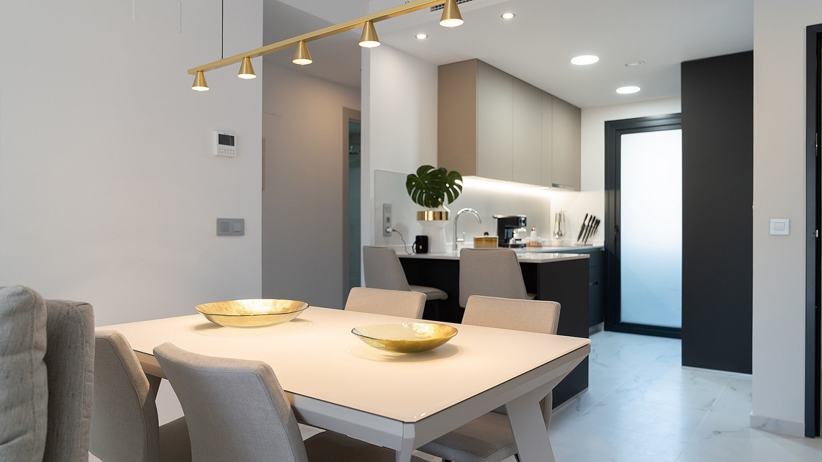 Elegante Wohnung mit 2 Schlafzimmern, Poolzugang und Stellplatz