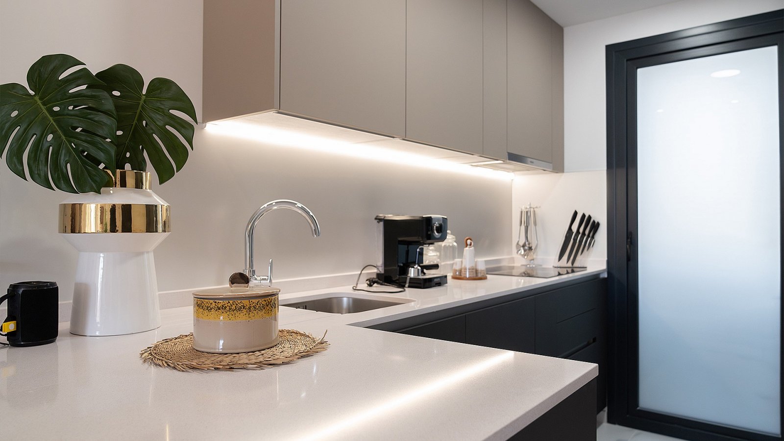 Elegante Wohnung mit 2 Schlafzimmern, Poolzugang und Stellplatz
