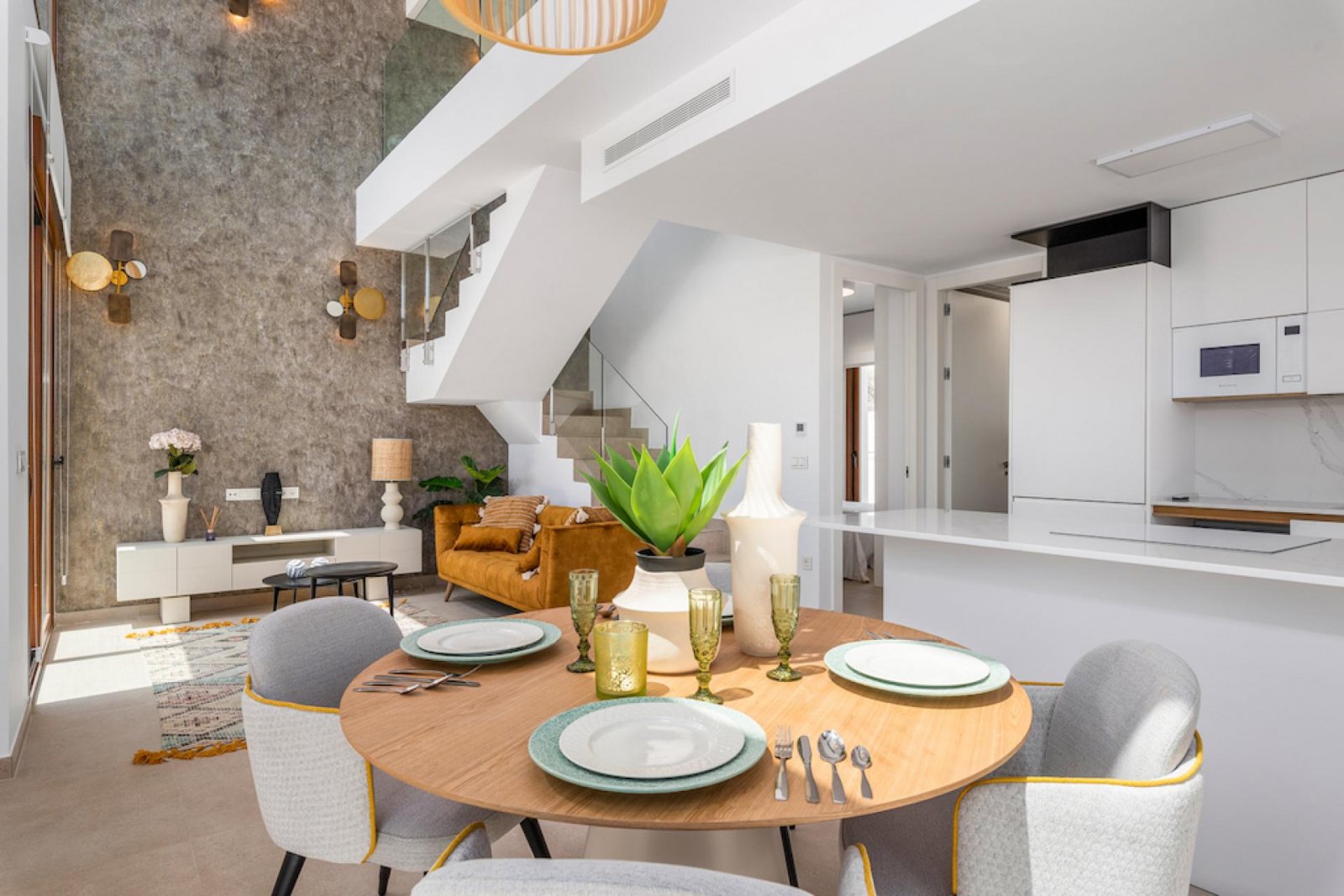 <p>Villa provided with 3 Bedrooms and 3 Bathrooms, private swimming pool and parking space on own plot. </p><p>Beautiful two-storey villa located j...