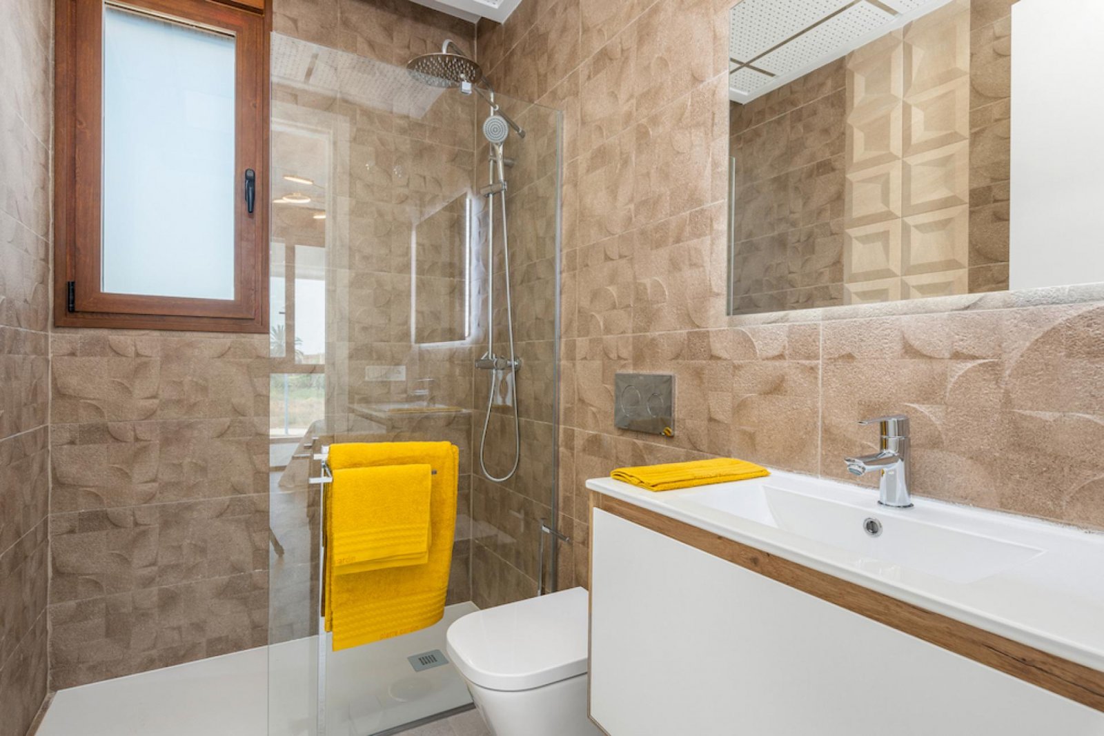 <p>Villa provided with 3 Bedrooms and 3 Bathrooms, private swimming pool and parking space on own plot. </p><p>Beautiful two-storey villa located j...