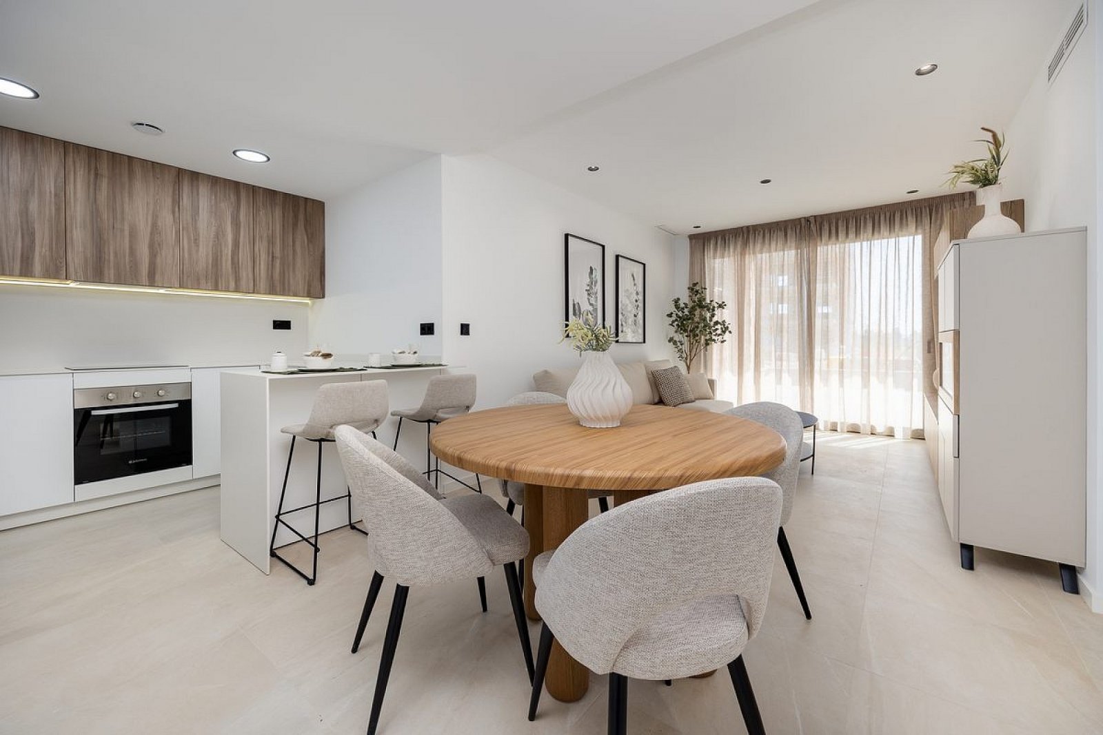 <p>Apartment with garden provided with 2 Bedrooms and 2 Bathrooms, communal swimming pool and underground parking space. </p><p>A total of 240 cont...