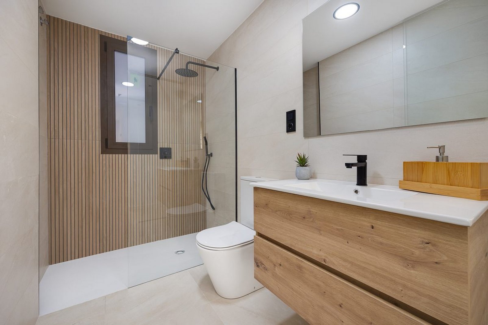 <p>Apartment with garden provided with 2 Bedrooms and 2 Bathrooms, communal swimming pool and underground parking space. </p><p>A total of 240 cont...