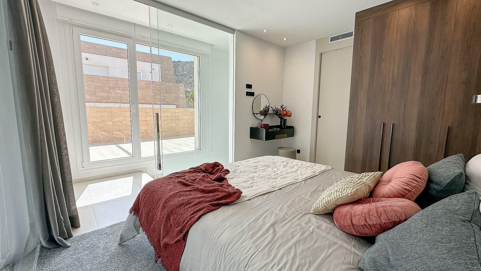<p>Villa with basement provided with 3 Bedrooms and 2 Bathrooms, private swimming pool and parking space on own plot. </p><p>Semi-detached villas w...