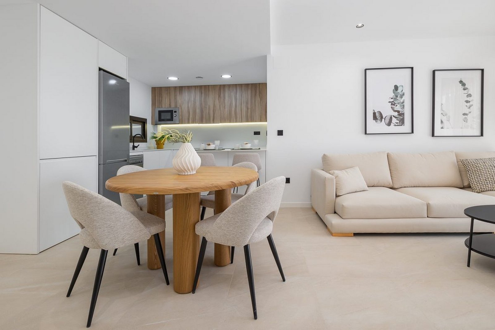 <p>Apartment with garden provided with 3 Bedrooms and 2 Bathrooms, communal swimming pool and underground parking space. </p><p>A total of 240 cont...