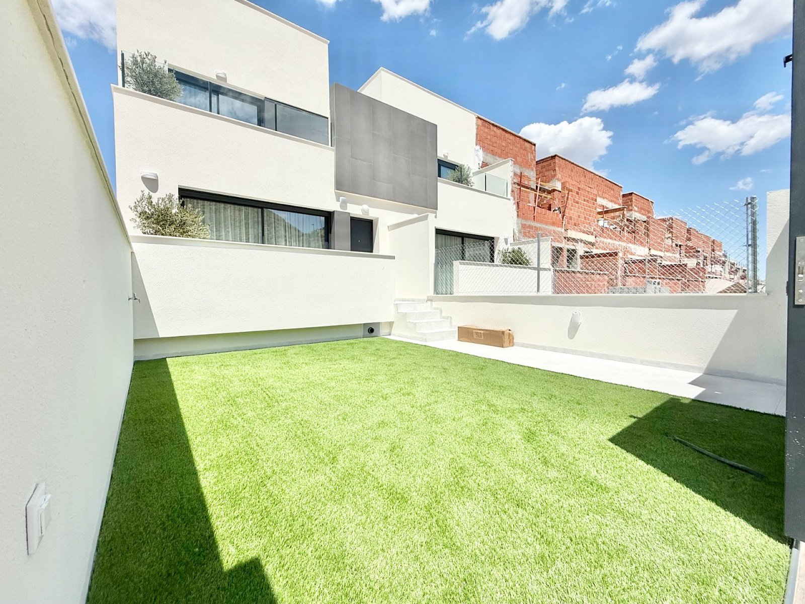 <p>Terraced villa provided with 3 Bedrooms and 2 Bathrooms, communal swimming pool and parking space on own plot. </p>