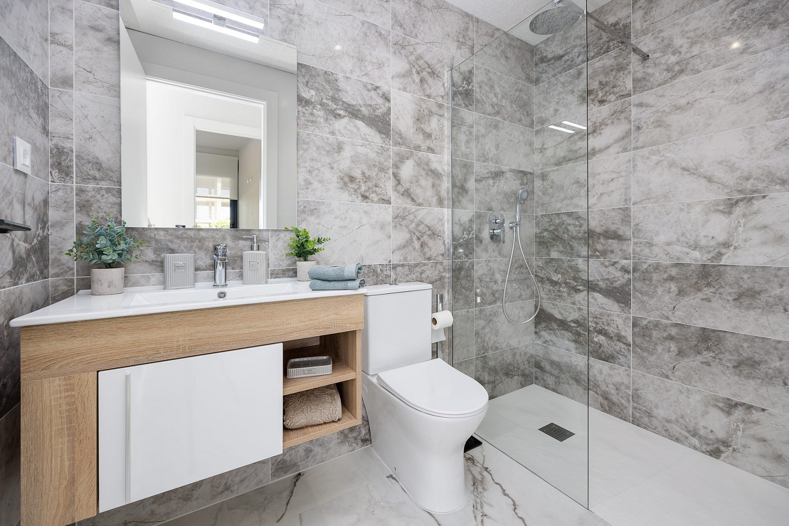 <p>Apartment with terrace provided with 2 Bedrooms and 2 Bathrooms, communal swimming pool and parking space with underground storage. </p><p>Are y...