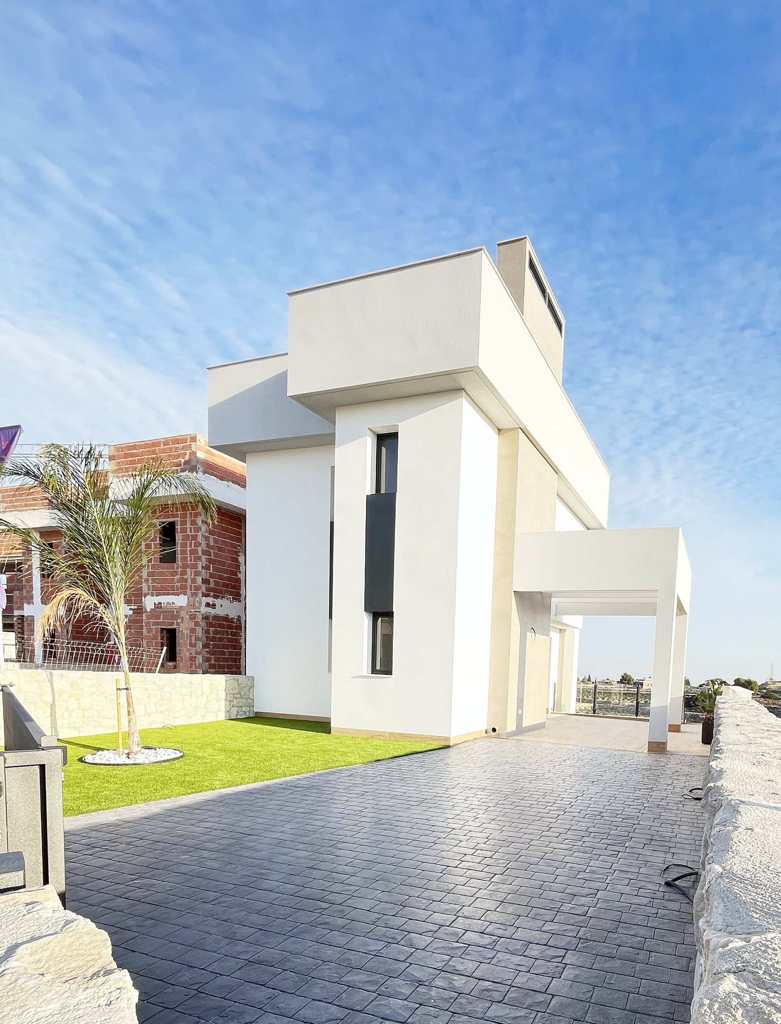 <p>Villa with basement provided with 3 Bedrooms and 2 Bathrooms, private swimming pool and parking space on own plot. </p>