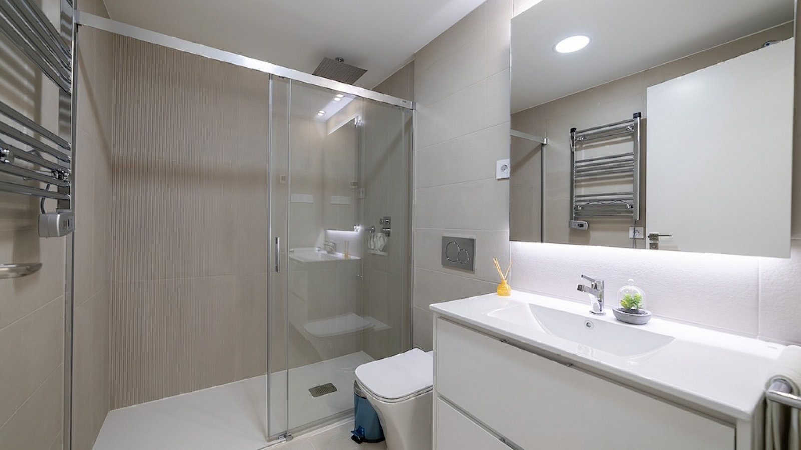 <p>Apartment with garden provided with 3 Bedrooms and 2 Bathrooms, infinity swimming pool and optional underground parking & storage room. </p><p>O...